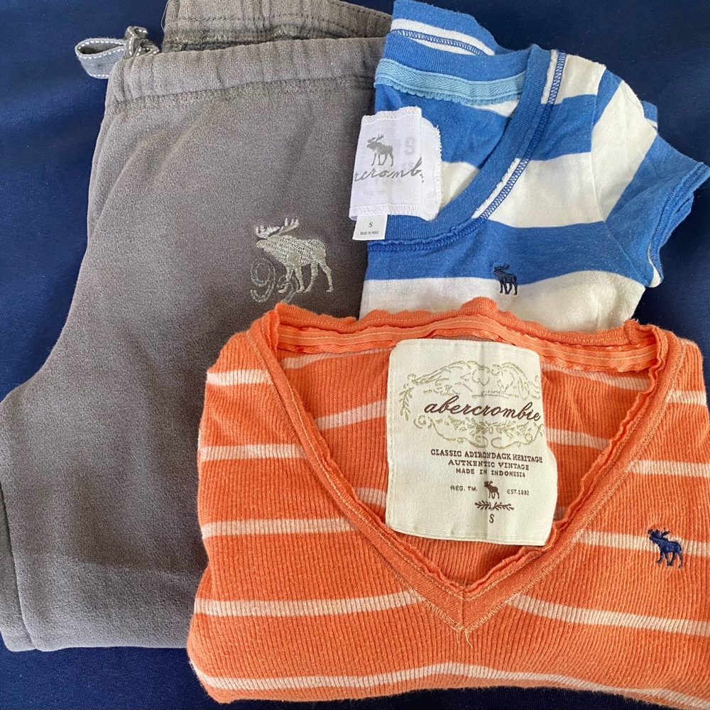 Lot of ABERCROMBIE GUC Size S Girl’s Clothing: 2 tops & 1 Pair of Capris. Cute!!